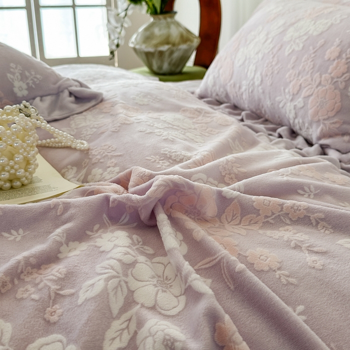 91家纺网 家纺一手货源 找家纺 野合家纺 2024新款法式A类雕花牛奶绒韩版公主风四件套床盖款床单款床笠款 花开花艳-粉紫