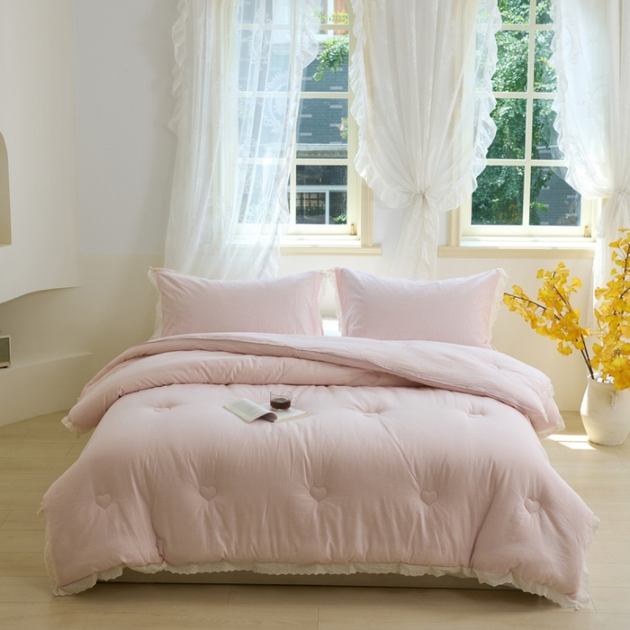 91家纺网 家纺一手货源 找家纺 久典家居 2024新款A类全棉色织水洗棉花边款大豆被 糖果粉