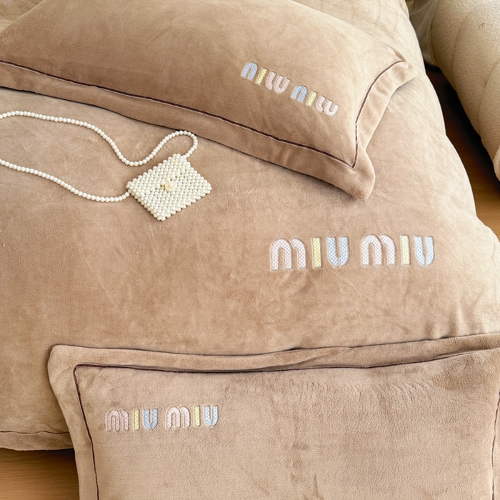 91家纺网 家纺一手货源 找家纺 宜家坊 2024新款高克重9斤婴儿绒轻奢刺绣织带四件套 咖啡色