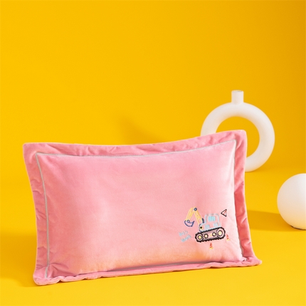 91家纺网 家纺一手货源 找家纺 （总）大熊枕芯 2024新款婴儿绒绣花儿童枕 枕头枕芯