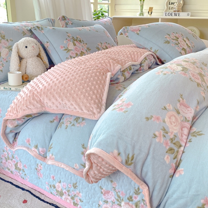 91家纺网 家纺一手货源 找家纺 赫梵茜 2024新款高克重安抚豆豆被套牛奶绒夹棉床盖四件套 风吹半夏