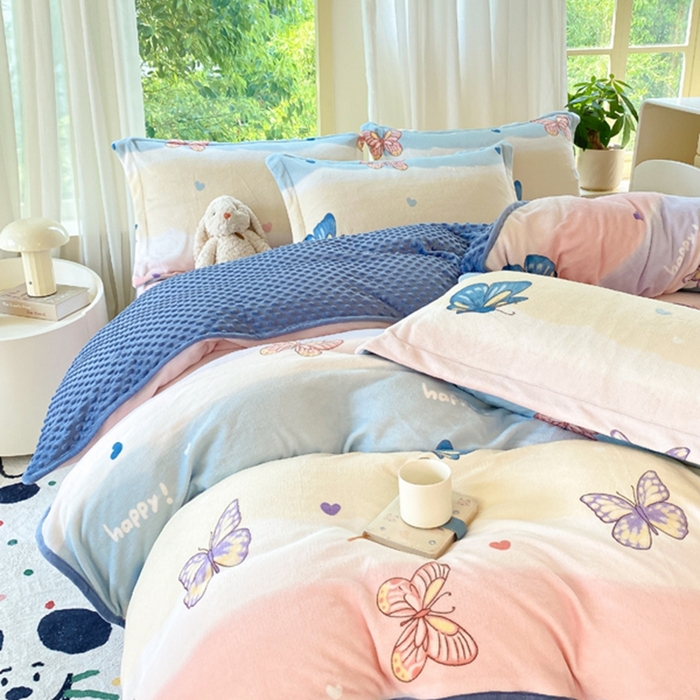 91家纺网 家纺一手货源 找家纺 赫梵茜 2024新款高克重安抚豆豆被套加厚牛奶绒床盖加厚牛奶绒夹棉床笠四件套 蝶恋