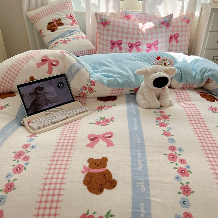 91家纺网 家纺一手货源 找家纺 桃喜 2024新秋冬新品卡通混搭牛奶绒系列四件套 花园小熊