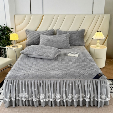 91家纺网 家纺一手货源 找家纺 （总）品乐家纺 2025新款简约牛奶绒夹棉保暖床裙