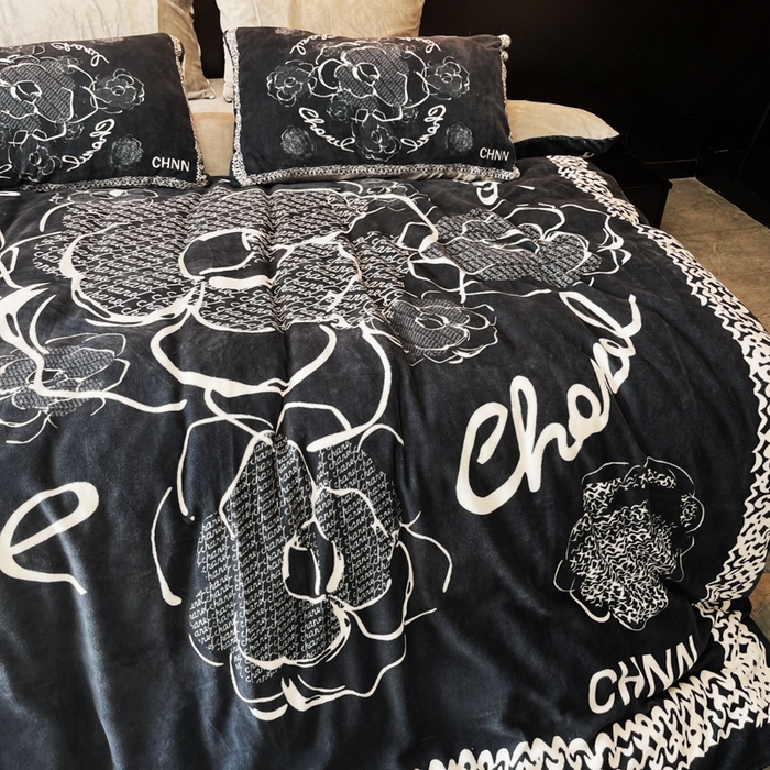 91家纺网 家纺一手货源 找家纺 2024新款大版数码印花四件套高克重双面加厚牛奶绒四件套 山茶花黑