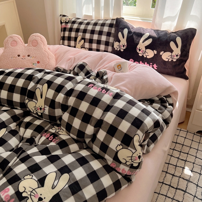 91家纺网 家纺一手货源 找家纺 桃喜 2024新秋冬新品卡通混搭牛奶绒系列四件套 黑白格小兔