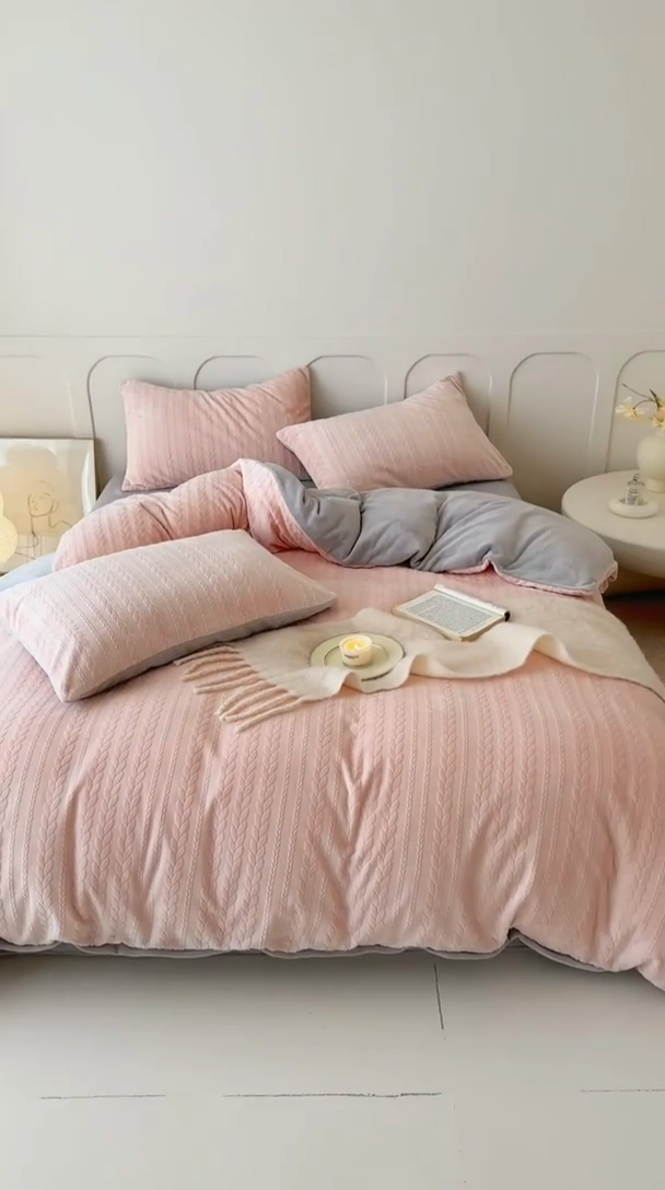 91家纺网 家纺一手货源 找家纺 2024新款雕花绒牛奶绒四件套--麦穗系列 麦穗粉灰