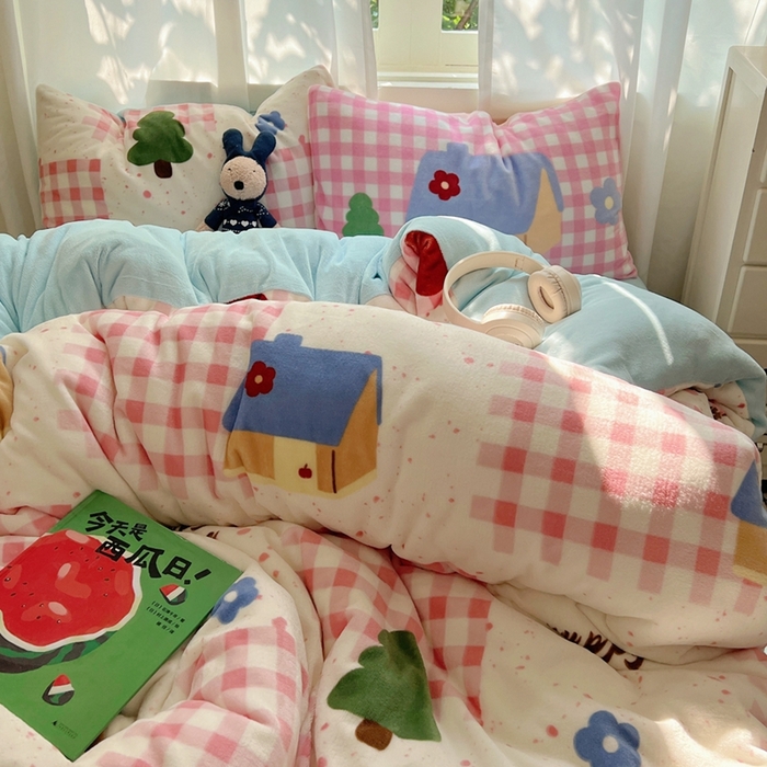 91家纺网 家纺一手货源 找家纺 桃喜 2024新秋冬新品卡通混搭牛奶绒系列四件套 粉格小屋