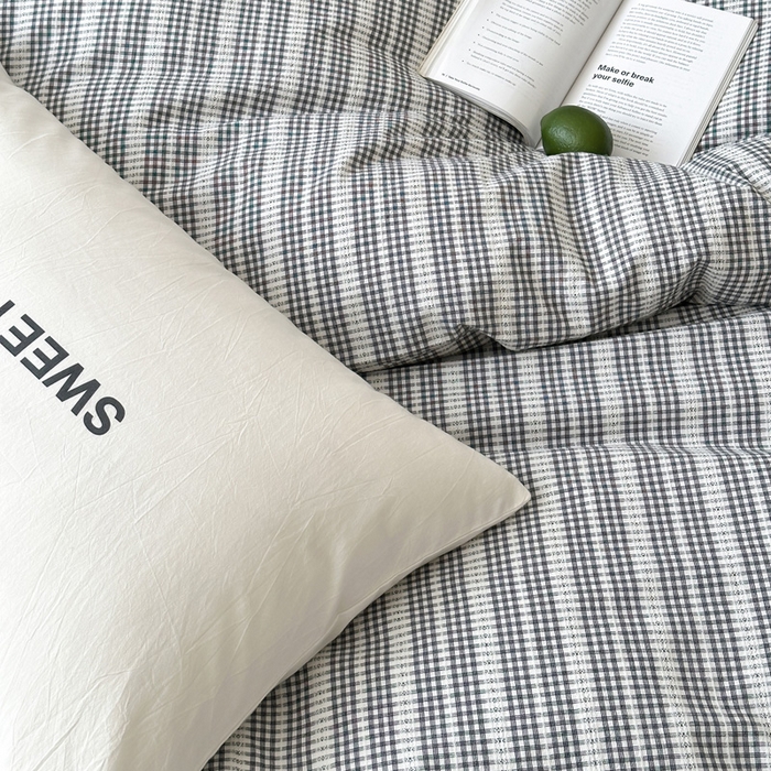 91家纺网 家纺一手货源 找家纺 艾沁家纺 2024新款40S全棉色织水洗提花条纹四件套 花漾-黑（配1只提花枕+1只字母枕）