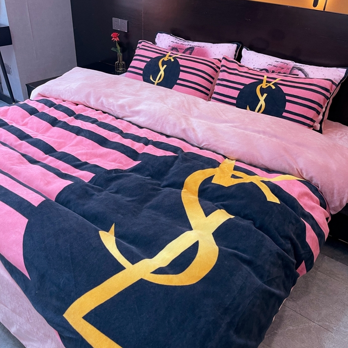 91家纺网 家纺一手货源 找家纺 2024新款大版数码印花四件套高克重双面加厚牛奶绒四件套 条纹女孩