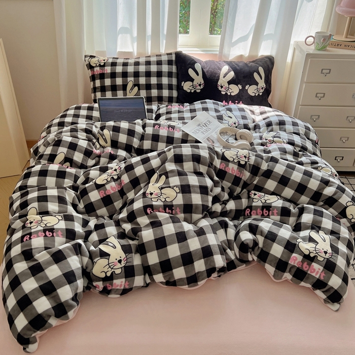 91家纺网 家纺一手货源 找家纺 桃喜 2024新秋冬新品卡通混搭牛奶绒系列四件套 黑白格小兔