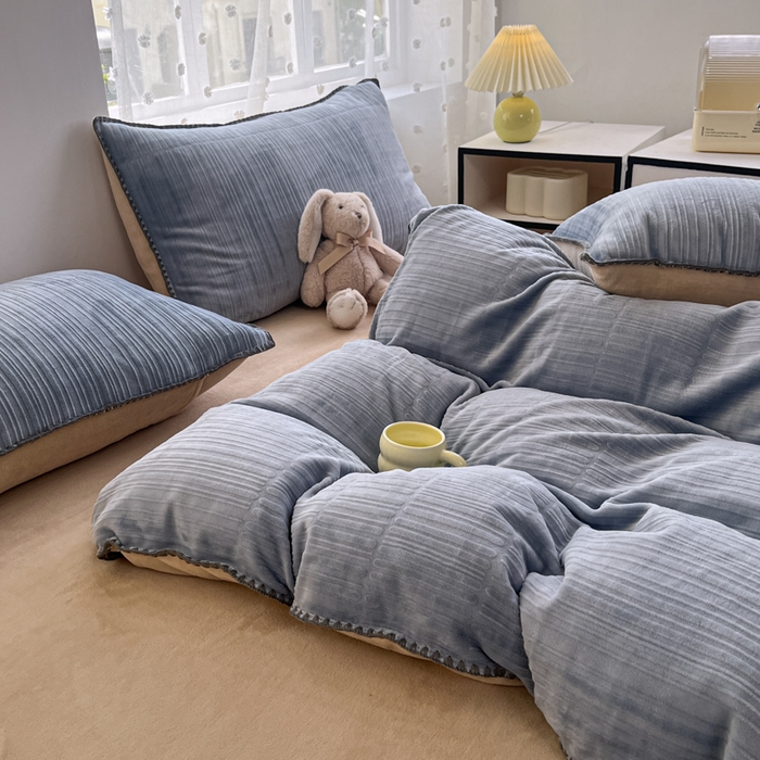 91家纺网 家纺一手货源 找家纺 晚依家纺 2024新款230g纯色立体雕花牛奶绒四件套贝壳边加厚保暖定制定做 香榭格调-雨水蓝