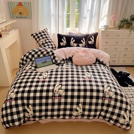 91家纺网 家纺一手货源 找家纺 桃喜 2024新秋冬新品卡通混搭牛奶绒系列四件套 黑白格小兔