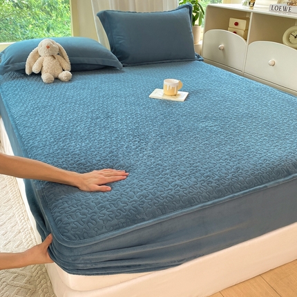 赫梵茜 2024新款高克重安抚豆豆被套牛奶绒夹棉床笠四件套 新款蔚蓝