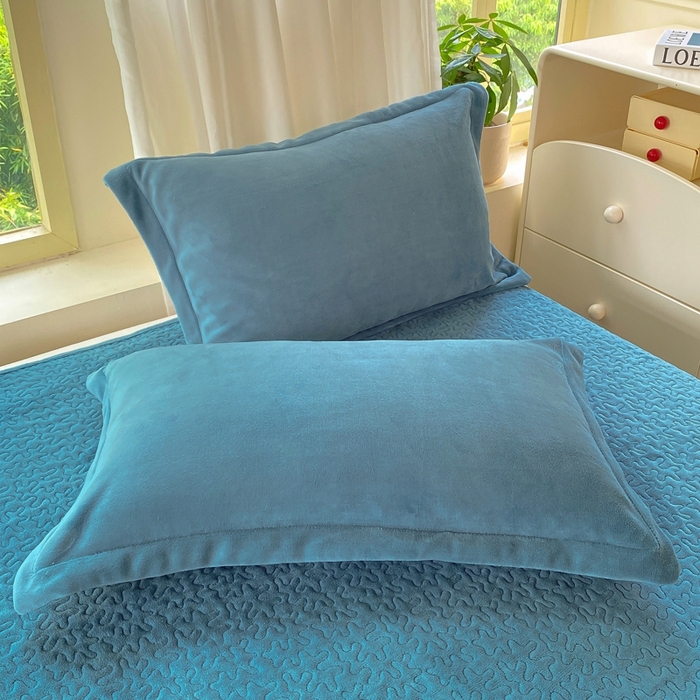 91家纺网 家纺一手货源 找家纺 赫梵茜 2024新款高克重安抚豆豆被套牛奶绒夹棉床笠四件套 新款蔚蓝