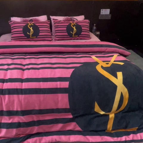 91家纺网 家纺一手货源 找家纺 2024新款大版数码印花四件套高克重双面加厚牛奶绒四件套 条纹女孩