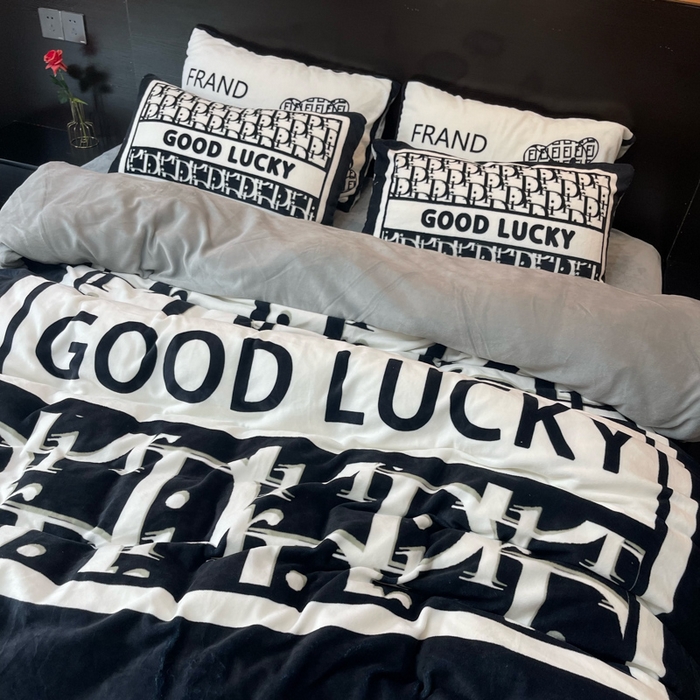 91家纺网 家纺一手货源 找家纺 2024新款大版数码印花四件套高克重双面加厚牛奶绒四件套 黑白迪