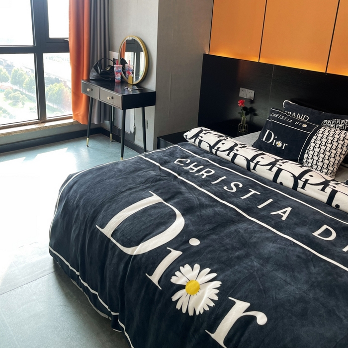 91家纺网 家纺一手货源 找家纺 2024新款大版数码印花四件套高克重双面加厚牛奶绒四件套 黑迪