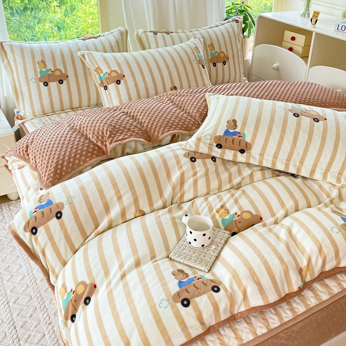 91家纺网 家纺一手货源 找家纺 赫梵茜 2024新款高克重安抚豆豆被套加厚牛奶绒床盖加厚牛奶绒夹棉床笠四件套 萝卜小兔