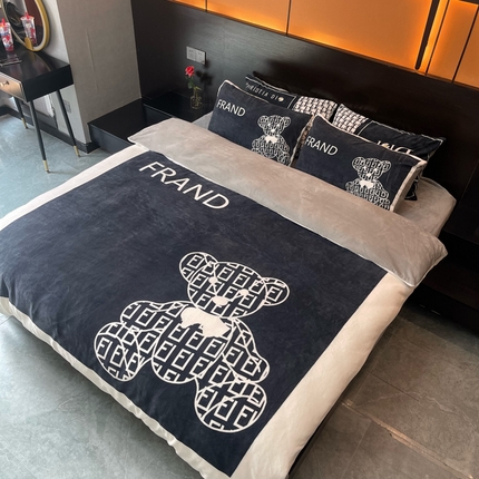 91家纺网 家纺一手货源 找家纺 2024新款大版数码印花四件套高克重双面加厚牛奶绒四件套 小黑熊