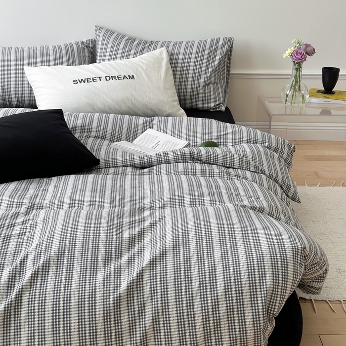 91家纺网 家纺一手货源 找家纺 艾沁家纺 2024新款40S全棉色织水洗提花条纹四件套 花漾-黑（配1只黑枕+1只字母枕）
