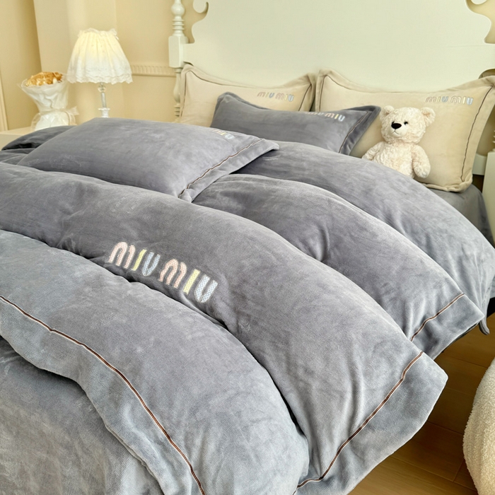 91家纺网 家纺一手货源 找家纺 宜家坊 2024新款高克重9斤婴儿绒轻奢刺绣织带四件套 高级灰