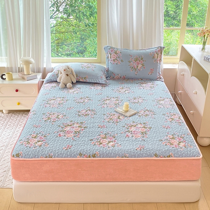 91家纺网 家纺一手货源 找家纺 赫梵茜 2024新款高克重安抚豆豆被套加厚牛奶绒床盖加厚牛奶绒夹棉床笠四件套 风吹半夏