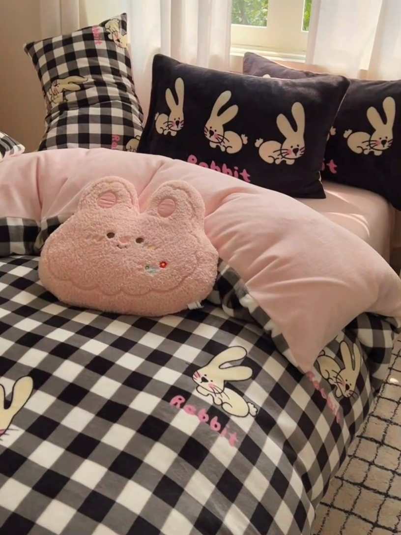 91家纺网 家纺一手货源 找家纺 桃喜 2024新秋冬新品卡通混搭牛奶绒系列四件套 黑白格小兔