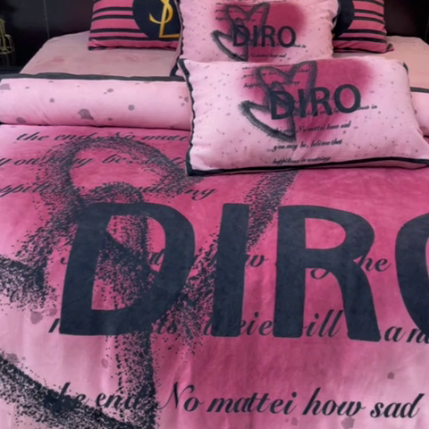 91家纺网 家纺一手货源 找家纺 2024新款大版数码印花四件套高克重双面加厚牛奶绒四件套 黑色爱心