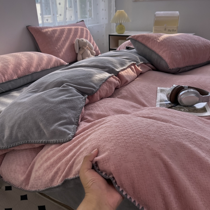 91家纺网 家纺一手货源 找家纺 晚依家纺 2024新款230g纯色立体雕花牛奶绒四件套贝壳边加厚保暖定制定做 语格-珊瑚粉