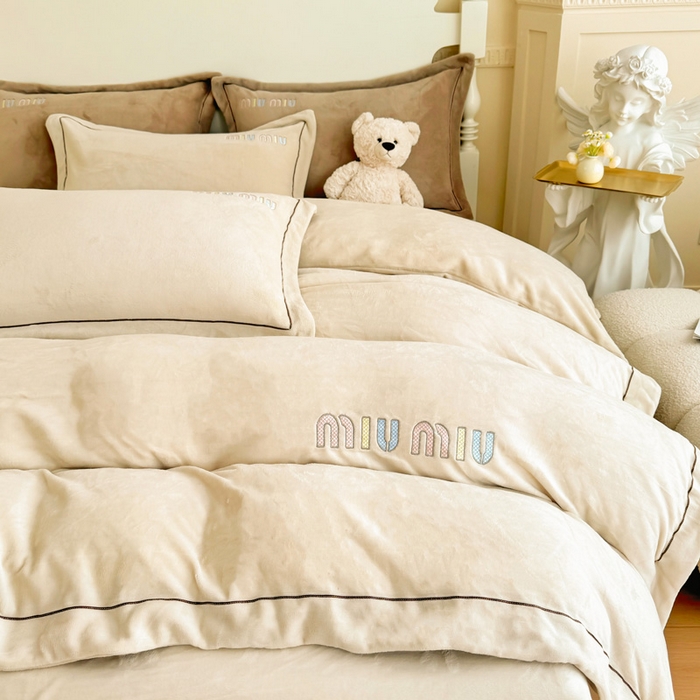 91家纺网 家纺一手货源 找家纺 宜家坊 2024新款高克重9斤婴儿绒轻奢刺绣织带四件套 米驼色