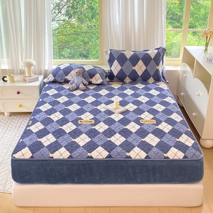 91家纺网 家纺一手货源 找家纺 赫梵茜 2024新款高克重安抚豆豆被套牛奶绒夹棉床笠四件套 英伦风尚