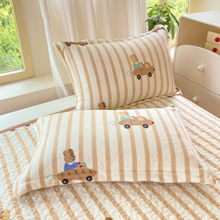 91家纺网 家纺一手货源 找家纺 赫梵茜 2024新款高克重安抚豆豆被套加厚牛奶绒床盖加厚牛奶绒夹棉床笠四件套 萝卜小兔