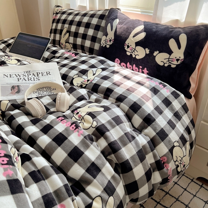 91家纺网 家纺一手货源 找家纺 桃喜 2024新秋冬新品卡通混搭牛奶绒系列四件套 黑白格小兔