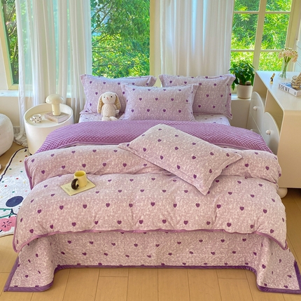 91家纺网 家纺一手货源 找家纺 赫梵茜 2024新款高克重安抚豆豆被套牛奶绒夹棉床盖四件套 紫爱心