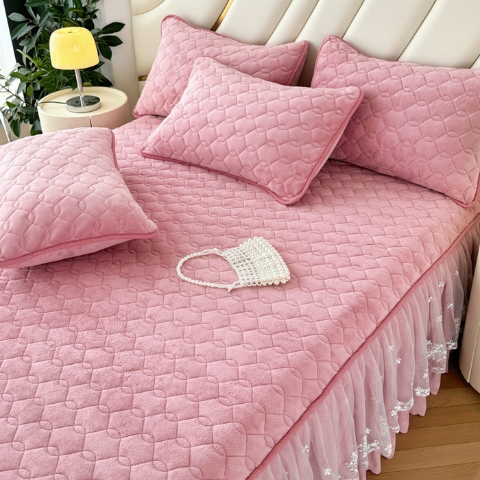 91家纺网 家纺一手货源 找家纺 品乐家纺 2024新款简约牛奶绒夹棉保暖床裙 豆沙