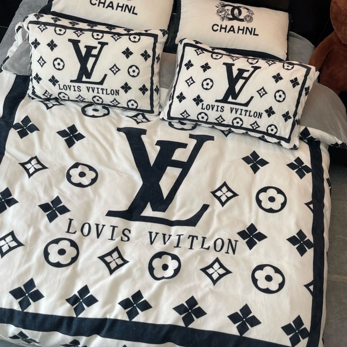 91家纺网 家纺一手货源 找家纺 2024新款大版数码印花四件套高克重双面加厚牛奶绒四件套 黑白v1