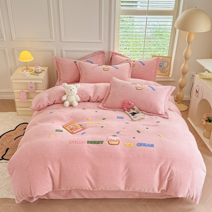 芯贝儿 2024新款简约小清新加厚保暖牛奶绒毛巾绣花宝宝绒雕花绒法莱绒四件套 草莓蛋糕-粉