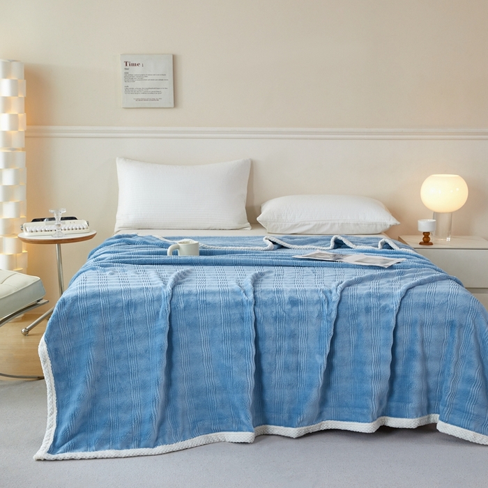 91家纺网 家纺一手货源 找家纺 可思家纺 2024新款纯色仿兔绒泡泡绒毛毯家用四级毯午睡毯 条纹人生海洋蓝