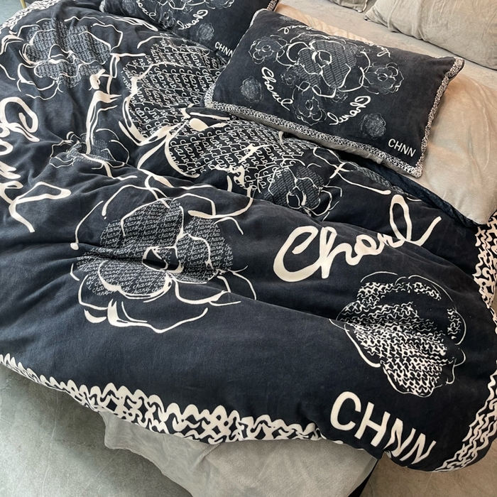 91家纺网 家纺一手货源 找家纺 2024新款大版数码印花四件套高克重双面加厚牛奶绒四件套 山茶花黑