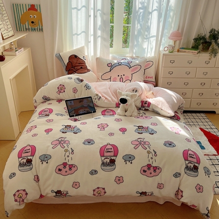 91家纺网 家纺一手货源 找家纺 桃喜 2024新秋冬新品卡通混搭牛奶绒系列四件套 小菜狗和小狼狗