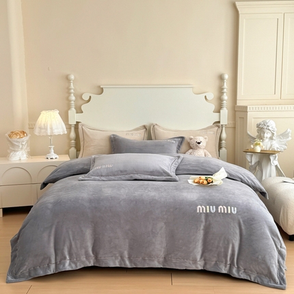 91家纺网 家纺一手货源 找家纺 （总）宜家坊 2024新款高克重9斤婴儿绒轻奢刺绣织带四件套