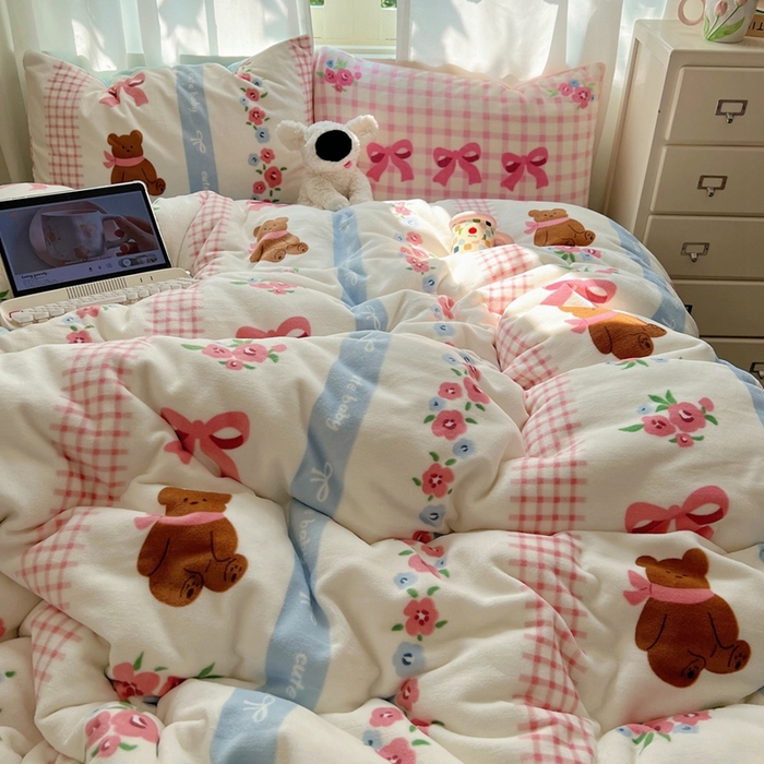 91家纺网 家纺一手货源 找家纺 桃喜 2024新秋冬新品卡通混搭牛奶绒系列四件套 花园小熊