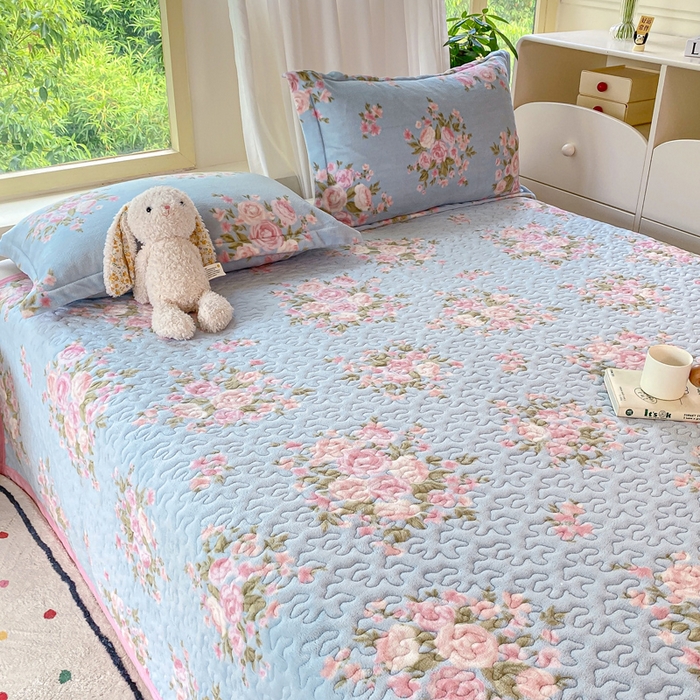 91家纺网 家纺一手货源 找家纺 赫梵茜 2024新款高克重牛奶绒夹棉单床盖 风吹半夏