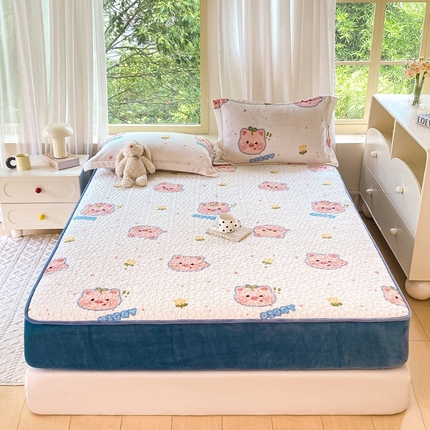 91家纺网 家纺一手货源 找家纺 赫梵茜 2024新款高克重安抚豆豆被套牛奶绒夹棉床笠四件套 小猪猪