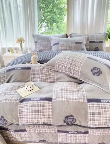 91家纺网 家纺一手货源 找家纺 赫梵茜 2024新款高克重安抚豆豆被套牛奶绒夹棉床盖四件套 山茶花