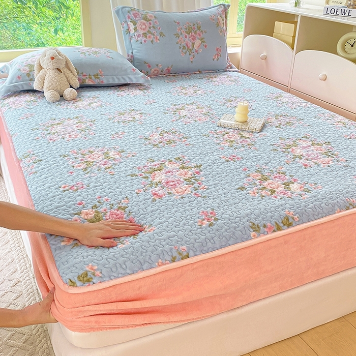 91家纺网 家纺一手货源 找家纺 赫梵茜 2024新款高克重安抚豆豆被套加厚牛奶绒床盖加厚牛奶绒夹棉床笠四件套 风吹半夏