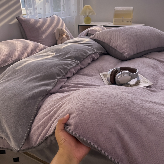 91家纺网 家纺一手货源 找家纺 晚依家纺 2024新款230g纯色立体雕花牛奶绒四件套贝壳边加厚保暖定制定做 语格-灰紫