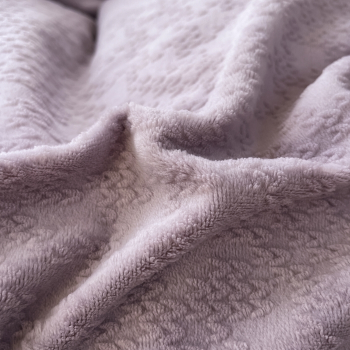 91家纺网 家纺一手货源 找家纺 晚依家纺 2024新款230g纯色立体雕花牛奶绒四件套贝壳边加厚保暖定制定做 语格-灰紫