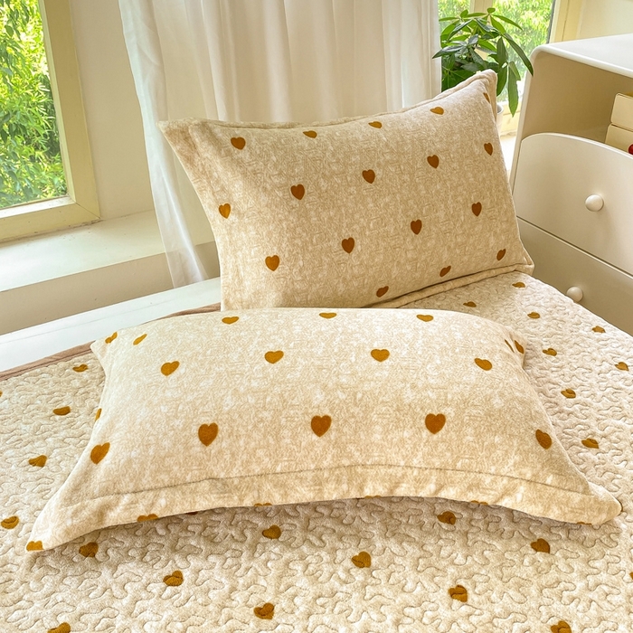 91家纺网 家纺一手货源 找家纺 赫梵茜 2024新款高克重安抚豆豆被套加厚牛奶绒床盖加厚牛奶绒夹棉床笠四件套 黄色爱心